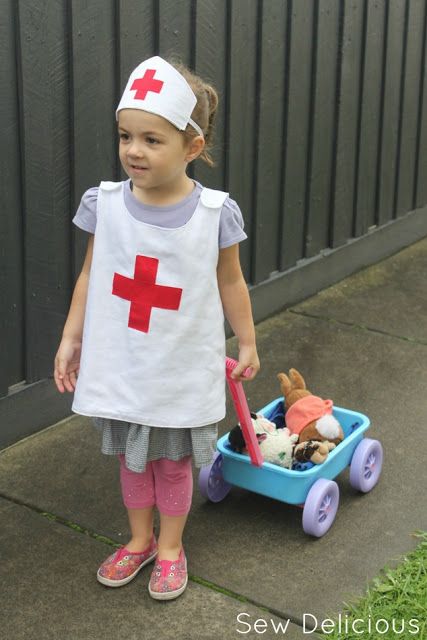 8 DIY costumes you can use this Halloween to honor real life heroes that do the things the rest of us aren't always brave or capable enough to! | Design Dazzle Diy Nurse Costume, Kids Nurse Costume, Work Costumes, Diy Nurse, Diy Fantasia, Diy Nursing, Doctor Costume, Diy Costumes Kids, Nurse Costume