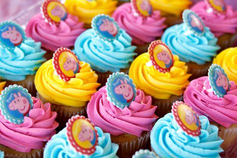 Peppa Pig Shirt, Peppa Birthday, Peppa Pig Cupcakes, Peppa Pig Birthday Party Decorations, Peppa Pig Decorations, Party At The Park, Pig Cupcakes, Peppa Pig Birthday Cake, Pig Birthday Cakes