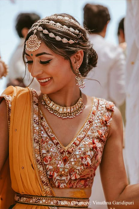 Haldi Jewellery For Bride, Bridal Haldi Look, Maang Tikka Bridal, Haldi Outfit For Bride, Indian Headpiece, Hindu Wedding Ideas, Dupatta Bridal, Turkish Riviera, Gold Beaded Dress