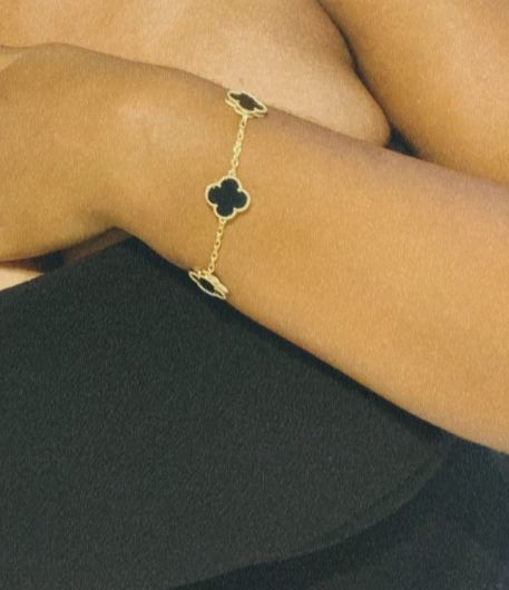 Van Cleef Bracelet Black Women, Van Cleef And Arpels Jewelry Black, Black Van Cleef Bracelet, Black Van Cleef, Vancleefarpels Bracelet, Van Cleef Aesthetic, Van Cleef Arpels Black, Van Cleef Bracelet, Cleef Bracelet