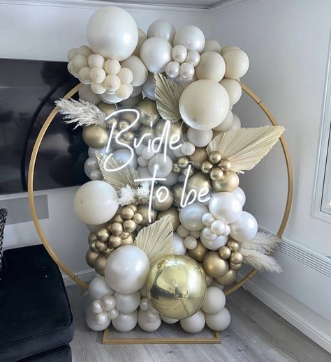 Luxury Balloon Decor, Balloon Hoop Ideas, Circle Arch Balloons, Circle Balloon Garland, Birthday Venue Ideas, Gold Wedding Backdrop, Balloon Ring, Party Balloons Diy, Bridal Backdrops