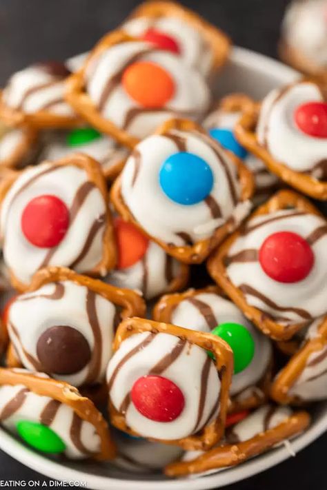 Hershey Kiss Pretzels, Pretzel M M Hugs, Pretzel Hugs Recipe, Christmas Pretzel Hugs, Kiss Pretzels, Pretzel Kisses, Make Pretzels, Pretzel Hugs, Christmas Pretzel