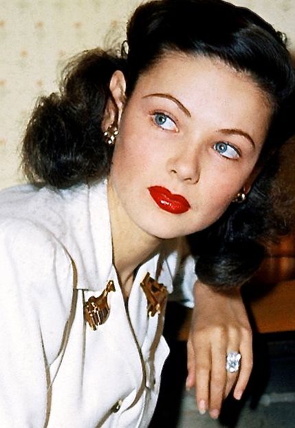 Gene Tierney, beautiful color photo of her 1940’s Makeup, 1940s Actresses, 1940s Makeup, 40s Mode, Diana Dors, Yvonne De Carlo, Gene Tierney, 1940s Hairstyles, Victory Rolls