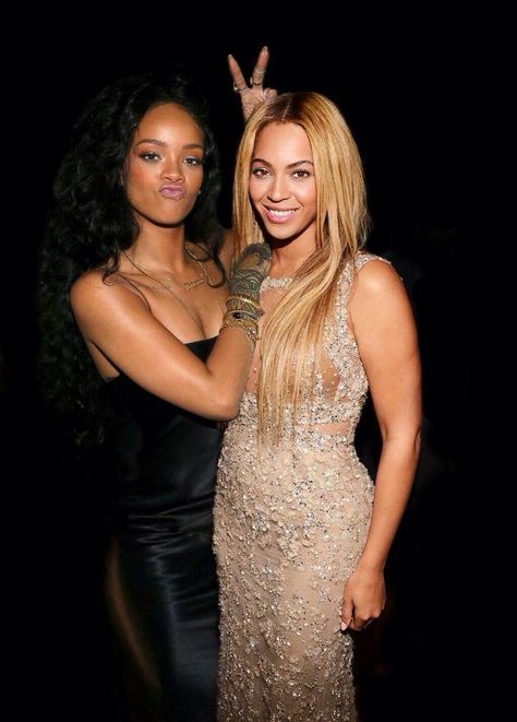 2 Sexy Women I Love Rihanna, Beyonce Family, Looks Rihanna, Beyonce Photos, Queen Bee Beyonce, Rihanna Outfits, Rihanna Looks, Beyoncé Giselle Knowles, Queen Bey