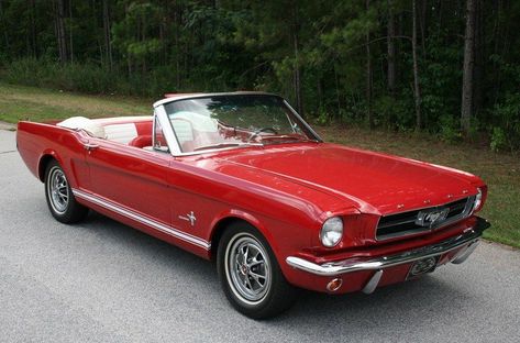 10 of the Best Convertibles in History - Architectural Digest 65 Mustang Convertible, Ferrari 275 Gts, 1965 Mustang Convertible, Mustang Cabriolet, Ford Mustang 1965, Luxe Auto's, Red Mustang, Retro Auto, 65 Mustang