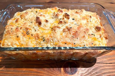 Cheddar Bay Biscuit Bread Recipe Is Just Plain Wow (You'll Be Hooked) | Bread/Muffins | 30Seconds Food Recipes With Cheddar Bay Biscuits, Cheddar Bay Biscuits Casserole, Chicken Cobbler Casserole, Chicken Cobbler, Shrimp Dip Recipes, Bun Recipes, Red Lobster Cheddar Bay Biscuits, 30seconds Food, Sausage Bread