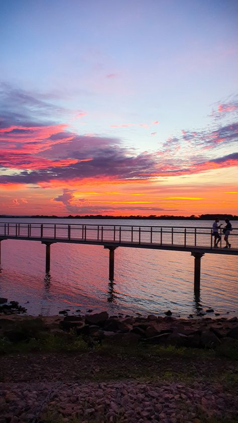 céu após o pôr-do-sol, na orla do gasômetro em Porto Alegre Brazil Culture, Rio Grande, Places Around The World, Cute Photos, Book Aesthetic, Orlando, Brazil, Vision Board, Around The Worlds