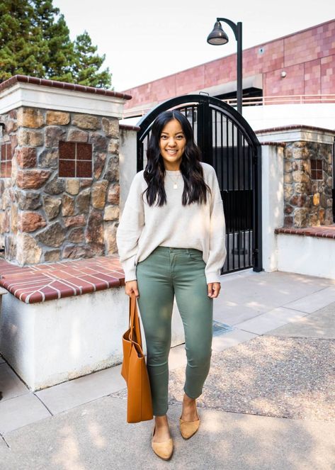 Comfy Business Casual Work Outfit: cream sweater + olive green chinos + tan suede flats + gold pendant necklace + tan tote Olive Pants Outfit, Outfit Cream, Fall Work Outfits, Pants Outfit Work, Green Pants Outfit, Simple Work Outfits, New Hijab, Business Casual Fall, Olive Pants