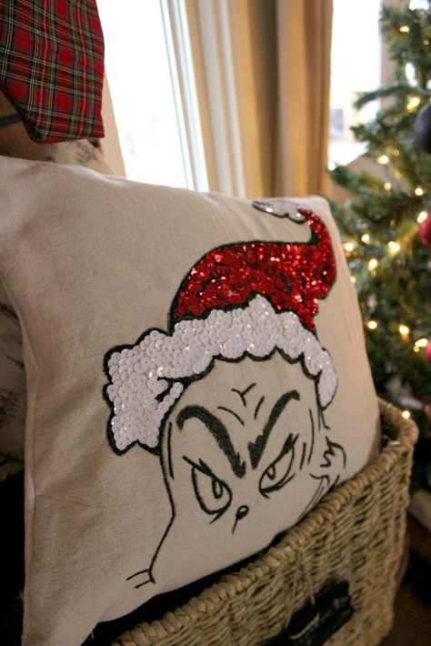 Grinch Room, Grinch Pillow, O Grinch, Grinch Birthday, Grinch Ideas, Diy Grinch, Grinch Decor, Grinch Decorations, Grinch Christmas Party