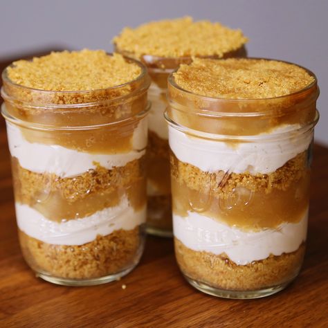 Delicious? Check. Fun to make? Check. Pretty to look at? Check. Easy? Check. These Caramel Apple Cheeseca... Caramel Apple Cheesecake Jars, Cheesecake Jar, Carmel Cheesecake, Cheesecake Apple, Potluck Dessert, Cheesecake Jars, Jar Desserts, Dessert Apple, Cake Jars