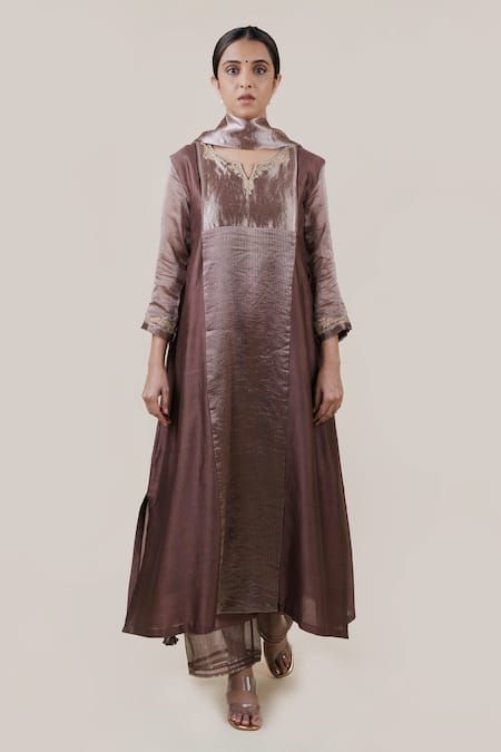 Buy Brown Kurta Chanderi Silk Hand Embroidered Aari Notched A-line Set For Women by Bhavik Shah Online at Aza Fashions. Chanderi Silk Suit Designs Indian, Organza Kurta, Red Anarkali, Silk Kurti Designs, Designer Anarkali Dresses, Organza Suits, Choli Dress, Simple Lehenga, Kurta Patterns