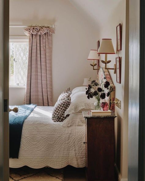 Pretty Pop of Pink: Sunday Strolls & Scrolls - The Inspired Room English Bedroom, Cottage Bedroom, Dreamy Bedrooms, Beautiful Bedrooms, Bedroom Inspo, Living Dining Room, Bedroom Inspirations, Interior Designer, Room Inspo