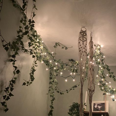 Ivy Canopy Bedroom, Ivy Room Lights, Leaf Vines Decor Bedroom Ceiling, Camera Indie, Vine Leaves Room Decor Aesthetic, Vines On Celling Aesthetic, Teen Room Ideas, Room Ideas Cozy, Decorate Room