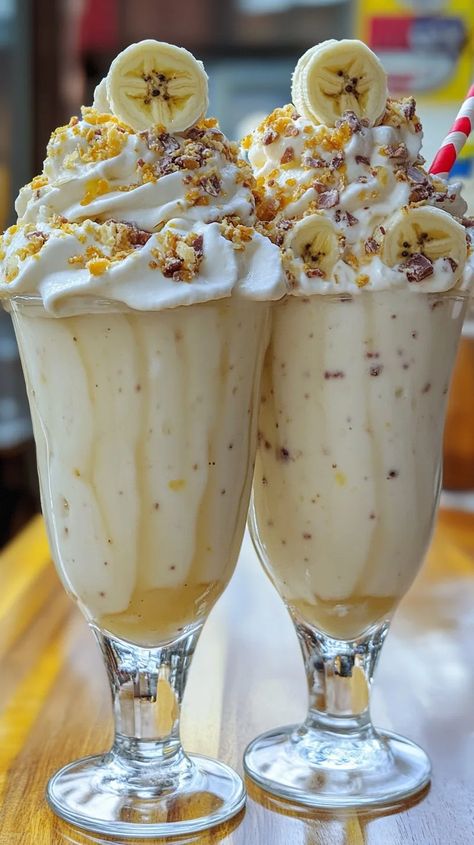 Kit Kat Milkshake, Milk Shake Aesthetic, Shake Pictures, Fancy Milkshakes, Milk Shake Recipes, Delicious Milkshakes, Cute Milkshake, Milkshake Aesthetic, Milkshake Ideas