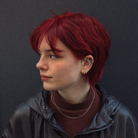 𝑀𝑎𝑛𝑜𝑛 on Instagram: “RED AND SHORT” Red Hair Pixie Cut, Red Bob Hair, Queer Hair, Red Hair Inspiration, Magenta Hair, Short Red Hair, Short Grunge Hair, Red Hair Inspo, Bright Red Hair