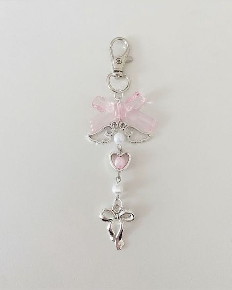 Cute Pink Keychain, Keychain Ideas Beads, Handmade Keychains Diy, Key Chains Diy Handmade, Pink Angel Wings, Keychain Beads, Charm Tattoo, Pink Patch, Pink Keychain