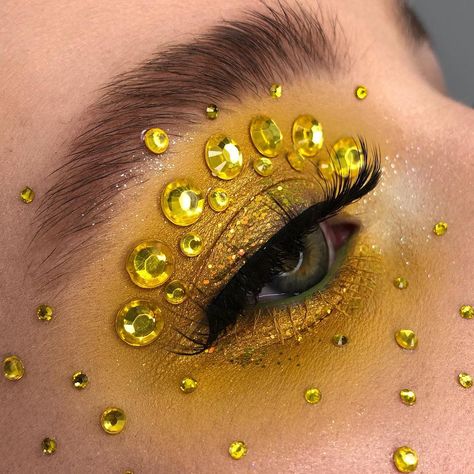 🕷CHARLOTTE BARKER on Instagram: “Yellow goodness 💛✨🍋🌼 ————————————————— EYES @morphebrushes X @jamescharles palette  @peachesmakeup starlight pigment  @lashesby.lucy X…” Yellow Rhinestone Makeup, Disco Makeup, Glittery Eye Makeup, Rhinestone Makeup, Makeup Glitter, Thick Brows, Halloween Makeup Inspiration, Yellow Glitter, Glitter Eyeshadow