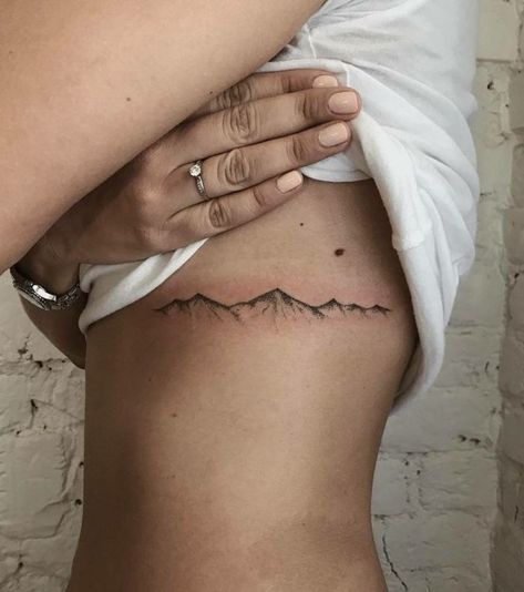 Tattoo Mountain, Tattoos Masculinas, Mountain Range Tattoo, Mountain Tattoo Simple, Mountain Tattoo Design, Tattoo Simple, Poke Tattoo, Mountain Tattoo, Subtle Tattoos