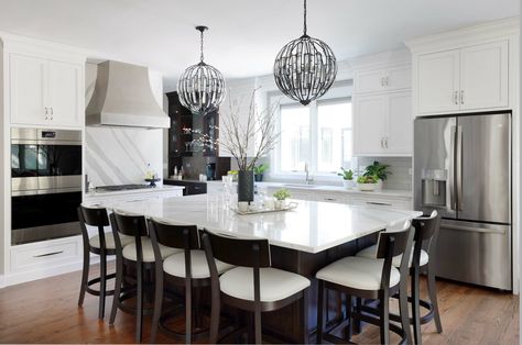 Kitchen Island With Seating For 6, Large Kitchen Islands, Kitchen With Big Island, Classic White Kitchen, Kitchen Island Table, Large Kitchen Island, Kitchen Island With Seating, Kitchen Remodel Design, Kitchen Ceiling