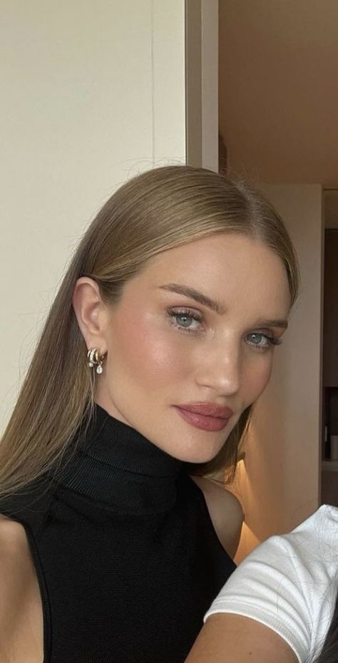 Rose Huntington Whiteley Makeup, Rosie Hw Makeup, Rosie Huntington Whiteley Earrings, Rosie Huntington Whiteley Hair Blonde, Rosie Hw Hair, Blond Hair Trends 2023, Rosie Huntington Whiteley Nails, Rosie Huntington Makeup, Rosie Huntington Whiteley Short Hair