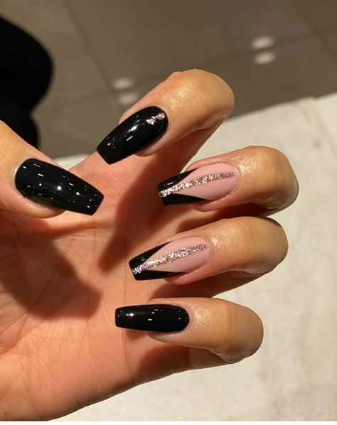 Black French Nails With Charms, Pretty Black Nails Acrylic, Nails That Go With Black Dress, Stylish Nails Short, Fancy Black Nails, Black And Nude Nail Ideas, Black Acrylic Nails Ideas, Nail Art Noir, Nails Short Acrylic