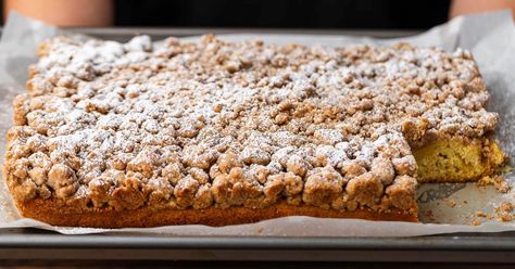 New York Crumb Cake Crumb Cake Muffins, Bakery Style Cake, Half Sheet Cake, Cake Portions, Crumb Cake Recipe, German Baking, Breakfast Sweets, Sheet Cake Pan, Chocolate Nuts