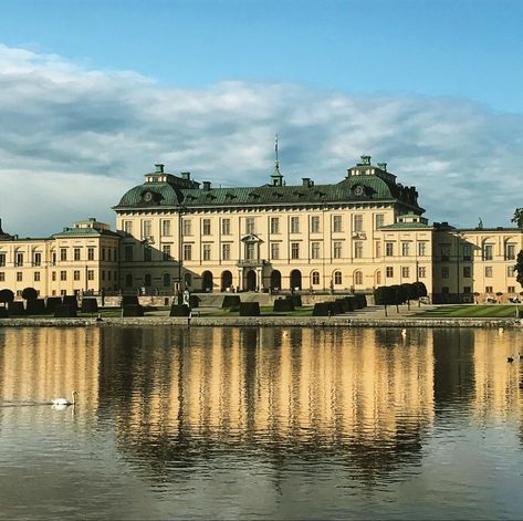 Drottningholm Palace in a beautiful sunshine today nearby Stockholm🌞- On the UNESCO heritage list from 1991... #drottningholm #castle #palace #royalfamily #stockholm #stockholm_insta #travelsweden #travel #nordicinspiration #unesco #heritage #nordic #visitnordic Drottningholm Palace, Beautiful Sunshine, Nordic Countries, September 21, Stockholm Sweden, Archipelago, Top Priority, Stockholm, Royal Family