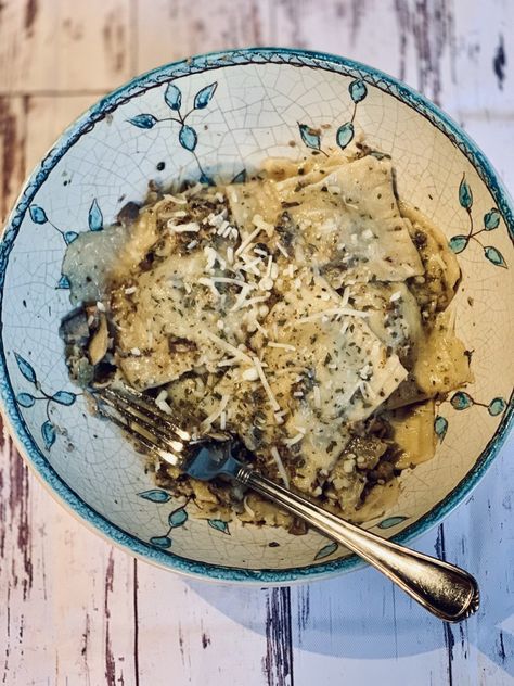 Mushroom Ravioli : Twilight Homemade Mushroom Ravioli, Twilight Food, Twilight Books, Ravioli Filling, Mushroom Ravioli, Light Sauce, Geek Food, Pasta Roller, Ravioli Recipe