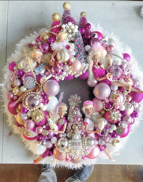 Vintage Barbie wreath PKL Barbie Wreath Ideas, Barbie Wreath, Barbie Tree, She Shed Decor, Barbie Christmas, 2024 Ideas, Christmas Vibe, Pink Xmas, Christmas Barbie