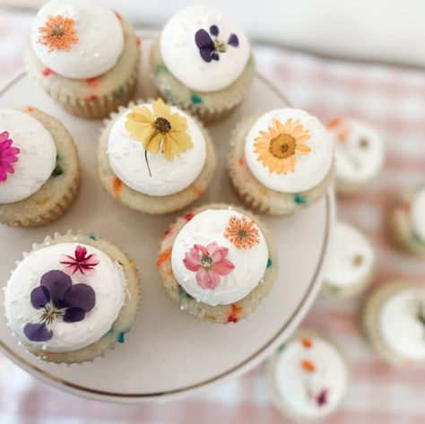 Wildflower Cupcakes, Flower Baby Shower Theme, Wildflower Cake, Wildflower Birthday Party, Wildflower Party, Wildflower Wedding Theme, Flower Desserts, Funfetti Cupcakes, Wedding Snacks