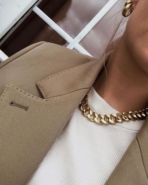 This Accessory Will Make Every Outfit You Wear Feel More 2020 Chain Necklace Outfit, Necklace Outfit, Pastel Outfit, Chain Necklaces, Gold Chain Necklace, Love Necklace, Jewelry Trends, Dr. Martens, Cute Jewelry