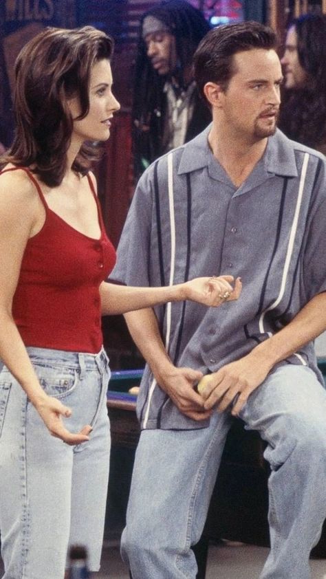 Chandler Bing Outfits, Monica Chandler, Chandler Friends, Friend Costumes, Monica And Chandler, Duo Costumes, Friends Scenes, Friends Poster, Friends Cast