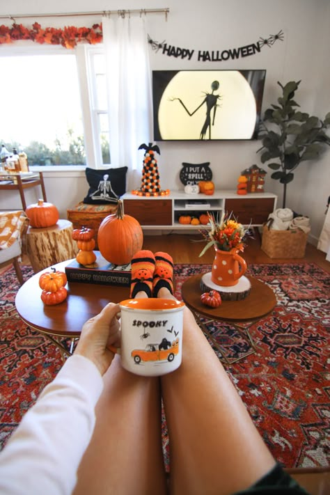 Halloween Decorations Living Room, Halloween Fall Vibes, Fall Apartment, Fall Apartment Decor, Halloween Living Room, Halloween House Decoration, Deco Halloween, Fall Room Decor, Fall Bedroom Decor