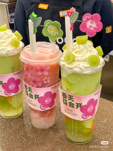 Kue Macaroon, Pastel Cupcakes, Cute Snacks, Pretty Drinks, Japanese Snacks, Food Drinks Dessert, Kawaii Food, Cute Desserts, Milkshakes