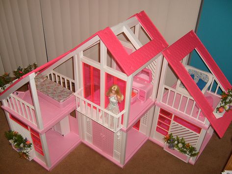 Barbie Dream House - Excellent Condition!  by Doll_Collector, via Flickr Vintage Christmas Toys, Barbie Playsets, Barbie Doll House, Barbie Stuff, Barbie Vintage, Barbie Dream House, Barbie Dream, Barbie House, Barbie Furniture