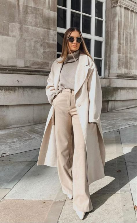 Paris Winter, Mode Zara, Winter Fashion Outfits Casual, Europe Outfits, Cold Outfits, Beige Pants, Outfit Chic, Winter Outfit Inspiration, Paris Outfits