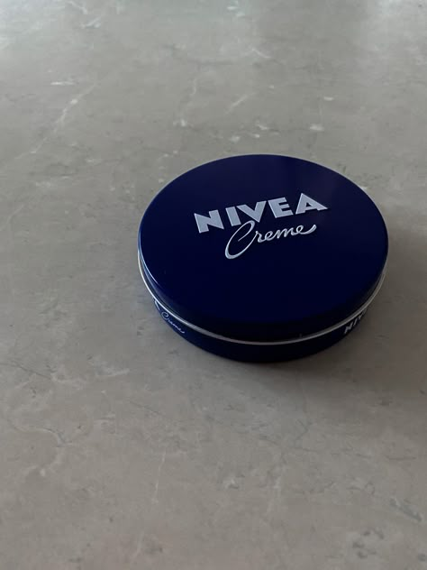 Nivea creme, classic blue box Nivea Aesthetic, Aesthetic Makeup Looks, Nivea Cream, Tessa And Scott, Daily Hacks, Basic Skin Care, Inspo Makeup, Things I Wanna Buy, Aesthetic Core