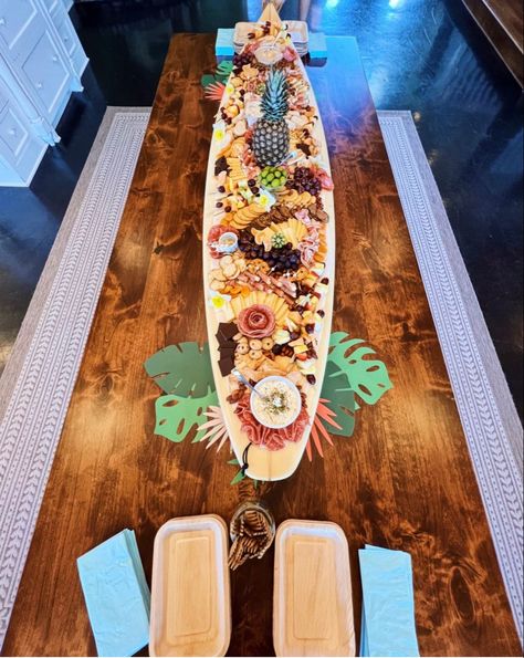 Charcuterie Surfboard Surf Party Theme, Surfer Party Ideas, The Big One Centerpiece, Surfboard Charcuterie Board, Surfing Theme Party, Surfer 1st Birthday Party Boy, Surfer Theme Birthday Party, California Party Theme, Surf Theme Party Food