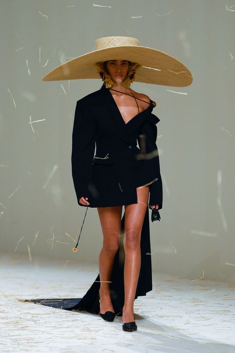 Jacquemus RTW Spring 2023 Jacquemus Ss23, Jacquemus 2024, Jacquemus Spring 2023, Jacquemus 2023, Jacquemus Runway, Jacquemus Outfit, Jacquemus Fashion Show, Simon Porte Jacquemus, Womens Wear Daily