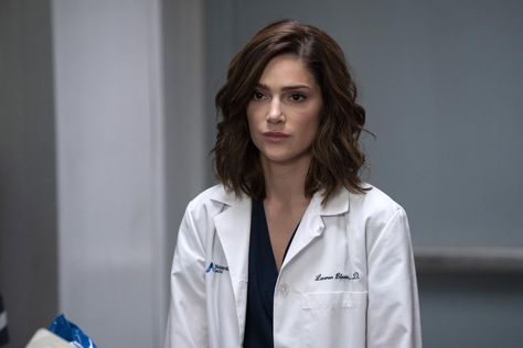 New Amsterdam Season 2 Episode 14, "Sabbath" Pictured: Janet Montgomery as Dr. Lauren Bloom Janet Montgomery New Amsterdam, Dr Bloom New Amsterdam, Lauren Bloom, Janet Montgomery, Medical Series, Film Trailer, Csi Las Vegas, Gina Gershon, Famous In Love