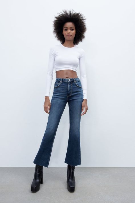 Denim Flare Jeans Outfit, Cropped Flare Jeans Outfit, Style Flare Jeans, Denim Styling, Flare Jeans Outfit, Womens Flare Jeans, Flair Jeans, Outfit Zara, Zara Australia