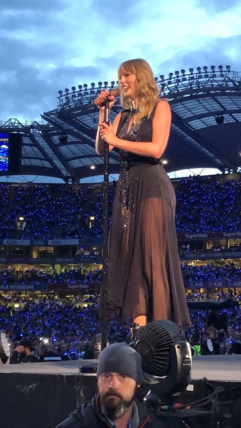 Taylor Swift at Reputation Stadium Tour. That dress! Taylor Swift Rep Tour Outfit, Taylor Swift Iconic Outfits, Taylor Swift Reputation Tour, Reputation Stadium Tour, How To Dress Well, Reputation Tour, Taylor Swift Dress, Simple Clothes, Iconic Outfits