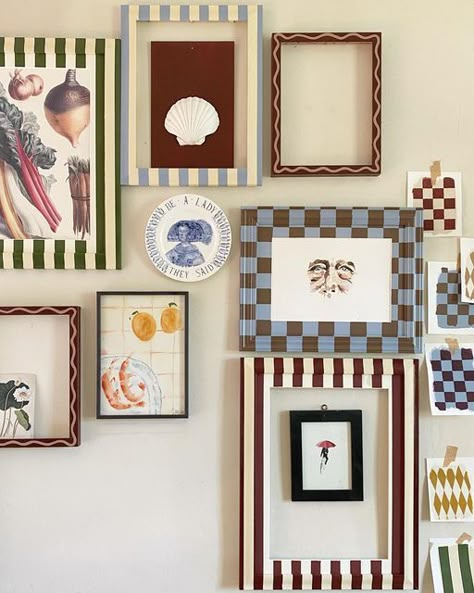 Checkered Picture Frame, Striped Picture Frame, Horizontal Frames On Wall, Cool Framing Ideas, Cool Frames For Art, Painted Matted Frame, Painted Frames On Wall, Painted Frames Ideas, Fabric Picture Frames