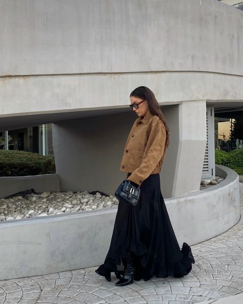 It’s giving 💃🏽💃🏽💃🏽 Would you wear this fit ? [maxi skirt, ruffles skirt, suede jacket, suede trend, suede outfits, brown outfits, street chic look, neutral outfit, fall fashion trends 2024, fall colors 2024, casual fall outfits, easy outfits inspo, style inspo, daily outfit ideas, fashion style, outfit post, street style, trendy outfits, minimal fashion, minimalist style, ootd, fashion blogger, grwm, look book, how to style, casual chic, capsule wardrobe, European style] #suedejacket #ruffl... Casual Chic Capsule Wardrobe, Neutral Outfit Fall, Suede Skirt Outfit, Daily Outfit Ideas, Outfits Minimal, Chic Capsule Wardrobe, Skirt Ruffles, Fitted Maxi Skirt, Ruffles Skirt