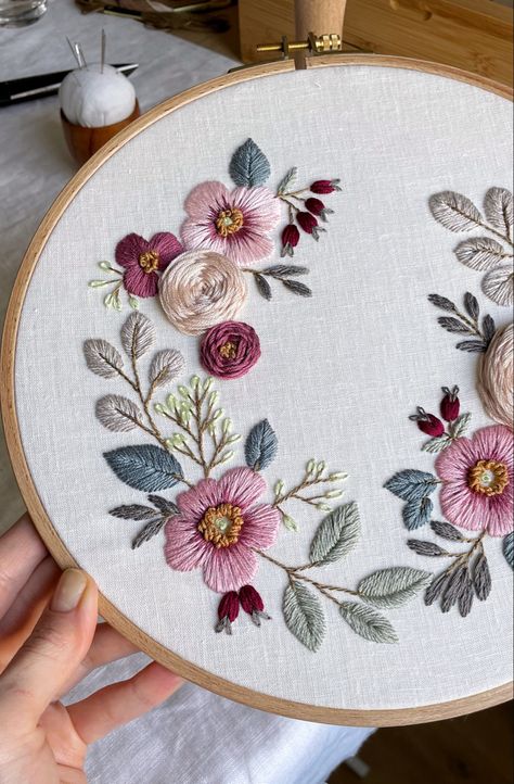 Wild Rose Embroidery, Dmc Color Chart, Embroidery Floss Crafts, Beaded Flowers Patterns, Simple Hand Embroidery Patterns, Ribbon Embroidery Tutorial, Diy Bead Embroidery, Diy Embroidery Designs, Hand Embroidery Patterns Flowers