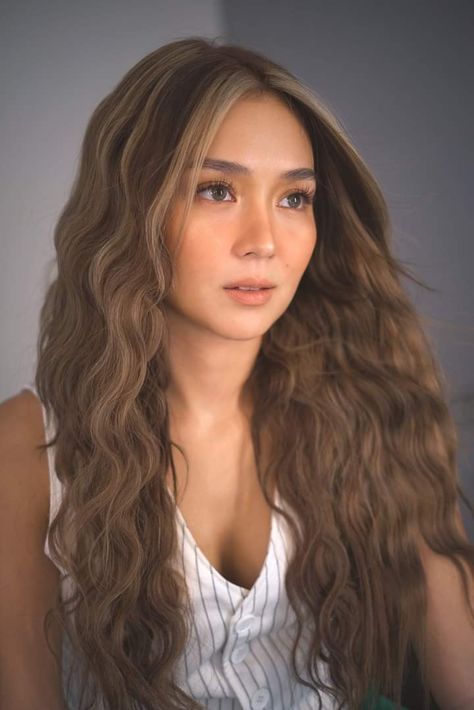 Kathryn Bernardo Curly Hair, Kathryn Bernardo Hair Color, Kathryn Bernardo Hair, Zendaya Hair Color, Filipina Hair, Kathryn Bernardo Hairstyle, Grad Makeup, Fav Hairstyles, Light Makeup Looks