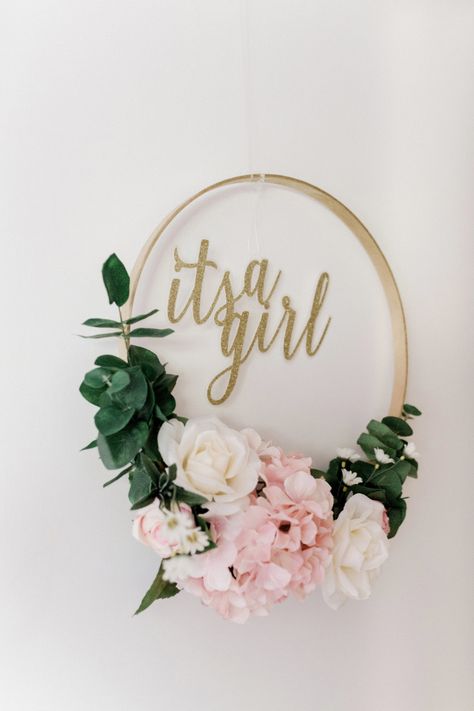 DIY It’s A Girl New Baby Floral Embroidery Hoop Wreath (Tutorial) | Entertaining Life Organization Nursery, Vom Avea Un Copil, Baby Shower Wreath, Idee Babyshower, Baby Wreath, Wreath Project, Girl Baby Shower Decorations, Nursery Organization