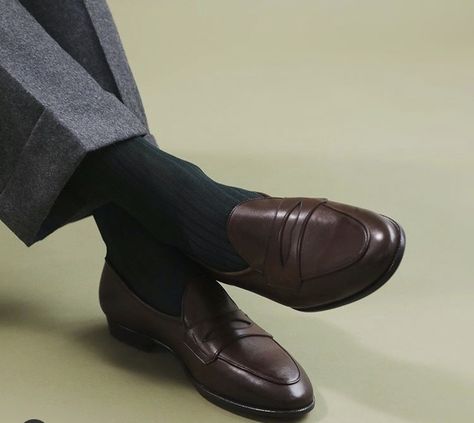 Brown Penny Loafers, Men In Socks, Brown Leather Loafers, Mens Fashion Classic, Well Dressed Men, Mens Fashion Summer, Formal Attire, Dark Brown Leather, Mens Fashion Shoes