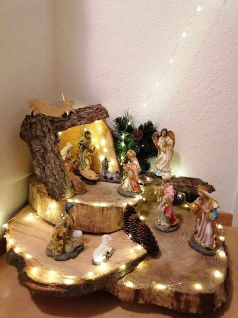 Christmas Crib Decor Ideas, Diy Nativity Scene Indoor, Christmas Creche Ideas, Crib Diy Ideas, Navity Scene Display, Pigne Ideas, Crib Ideas Christmas, Crib Ideas Christmas Diy, Nativity Decorations Christmas