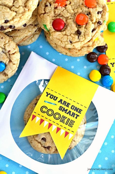 These are so fun!!! Love them! You Are One Smart Cookie Printable | Jasey's Crazy Daisy Smart Cookie Printable, Graduation Gift Bags, Cookie Printable, Lucky Leprechaun, Teacher Survival, Graduation Party Foods, Leprechaun Trap, Happy First Day Of School, Treat Toppers